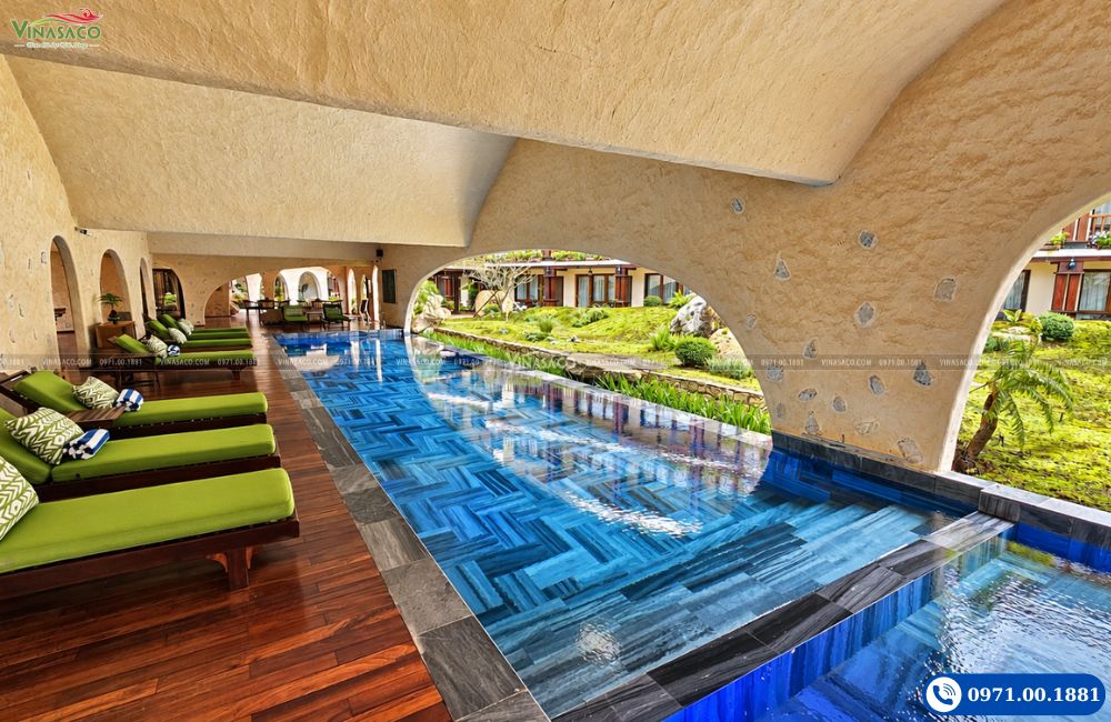 Toàn cảnh khu bể bơi The Myst Sapa Resort với ghế nghỉ xanh dưới mái vòm