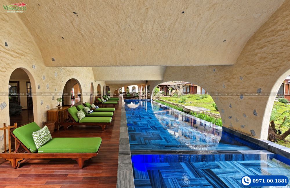 Lòng bể bơi The Myst Sapa Resort với đèn dưới nước và bề mặt ốp họa tiết