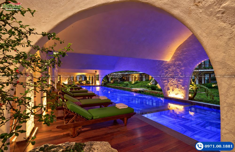 Đèn bể bơi màu xanh dưới mái vòm The Myst Sapa Resort vào buổi tối