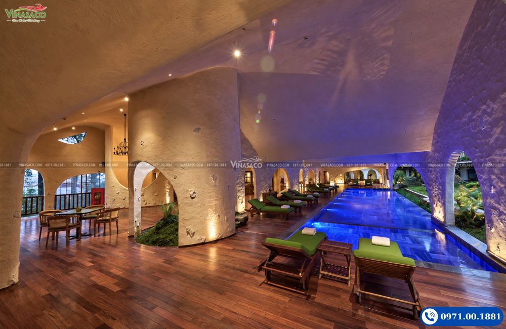 Toàn cảnh bể bơi The Myst Sapa Resort buổi tối nhìn từ khu ghế nghỉ