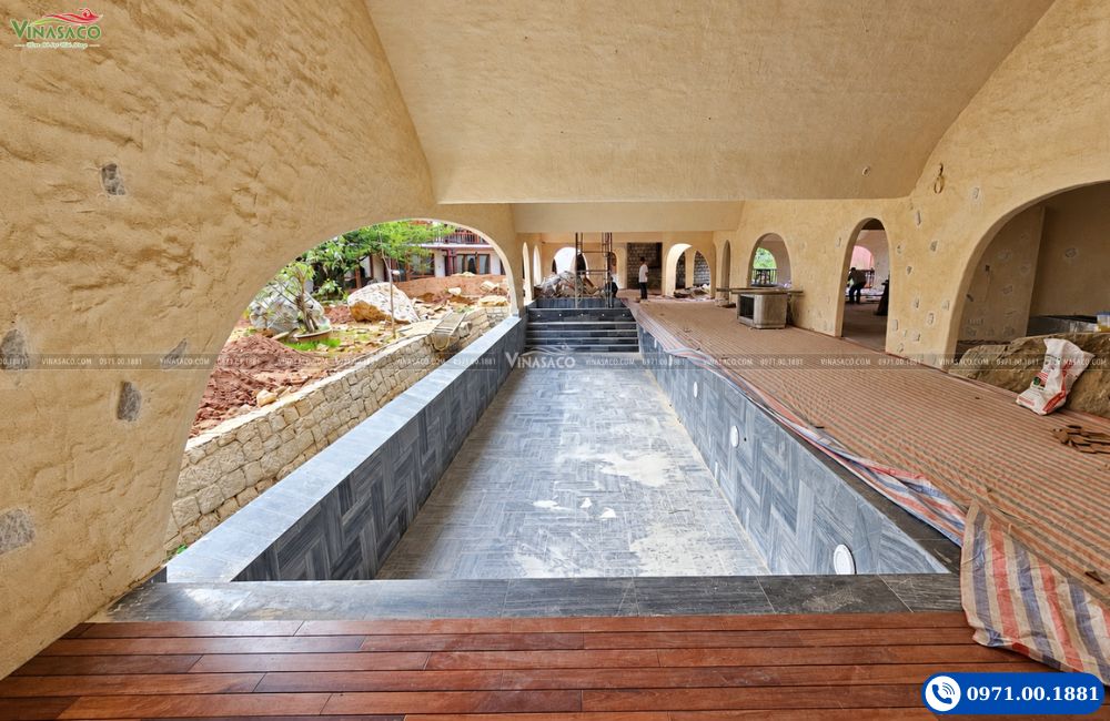 Lòng bể bơi The Myst Sapa Resort trước khi cấp nước nhìn từ đầu bể