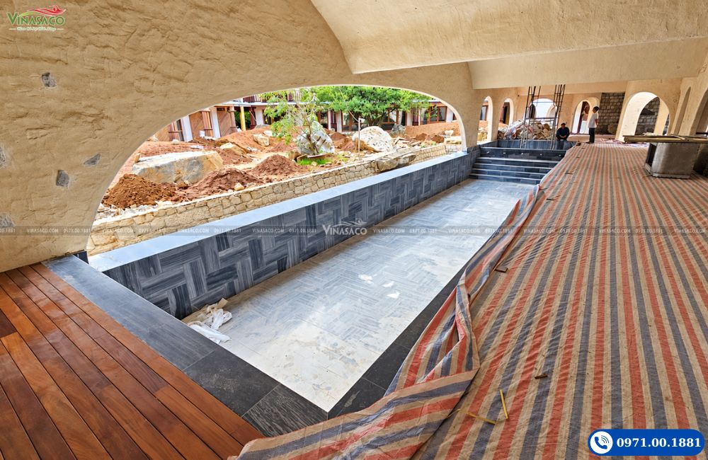 Bể bơi 4 mùa tại The Myst Sapa Resort trước khi cấp nước dưới mái vòm