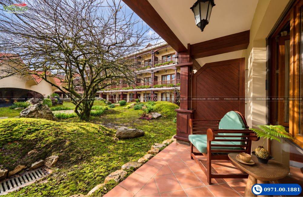 Lối đi bên sân vườn The Myst Sapa Resort với cây xanh và ghế nghỉ