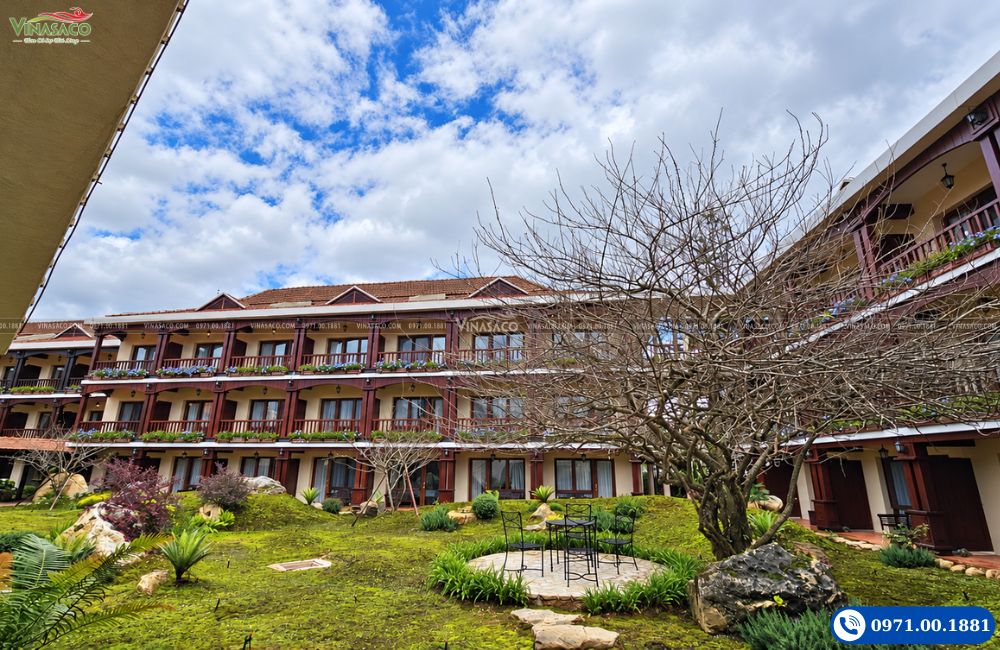 Cảnh quan sân vườn và các dãy phòng tại The Myst Sapa Resort