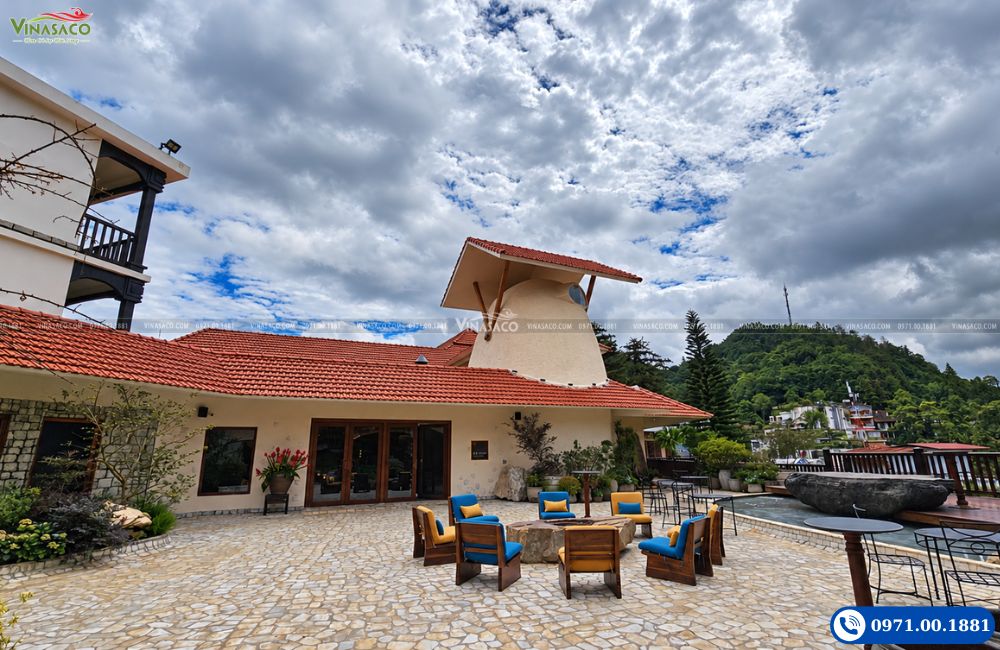 Khu vực cổng vào The Myst Sapa Resort tại Sa Pa vào ban ngày