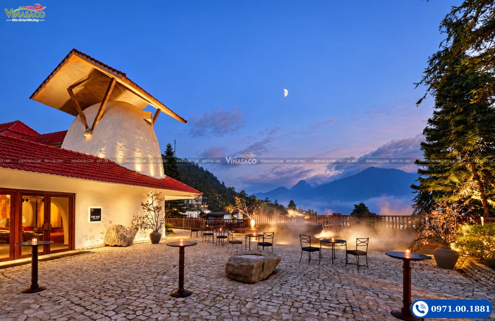 Khu vực cổng vào The Myst Sapa Resort khi trời chạng vạng
