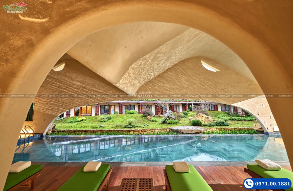 Bể bơi The Myst Sapa Resort nhìn qua vòm mở hướng ra sân vườn