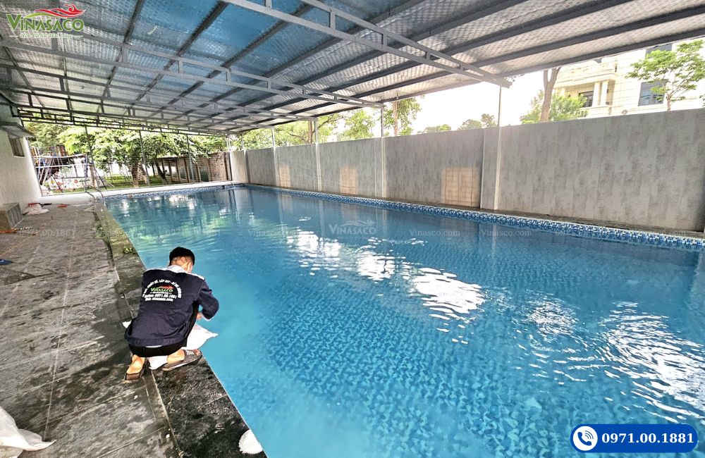 Đổ muối, xử lý nước bể bơi Trường Phổ Thông Quốc Tế Kinh Bắc (KBIS)