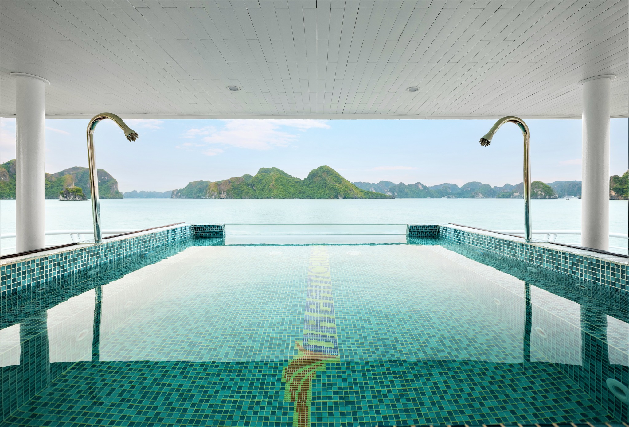 Bể bơi Vdream Cruise Vịnh Hạ Long
