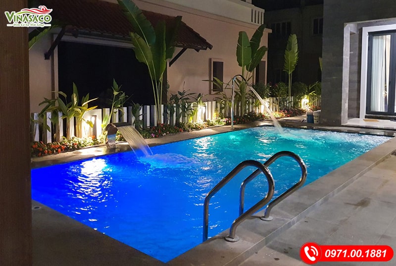 Hình ảnh lung linh của bể bơi vào buổi tối