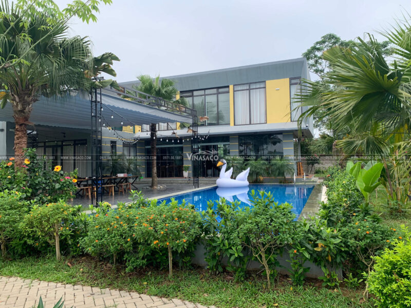Khung cảnh xanh mát của bể bơi gia đình anh hưng