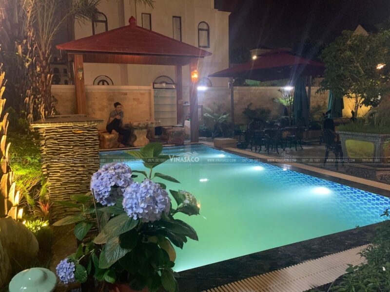 Bể bơi đẹp lung linh khi về đêm