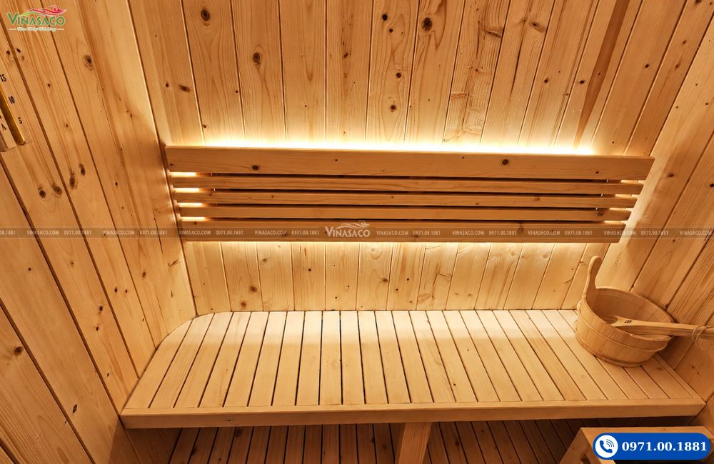 Ghế ngồi dạng nan và tựa lưng gỗ có ánh sáng hắt trong phòng xông hơi