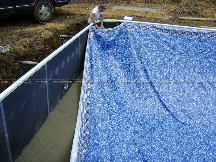 Trải tấm phủ ra toàn bộ mặt bằng bể bơi