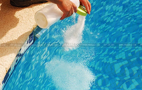 sử dụng trực tiếp hóa chất bể bơi 