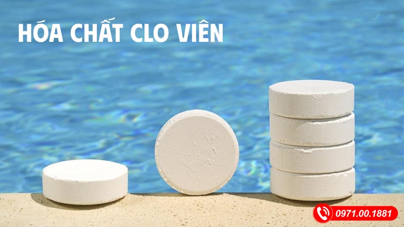 Ảnh hóa chất clo viên được xếp trên thành bể bơi