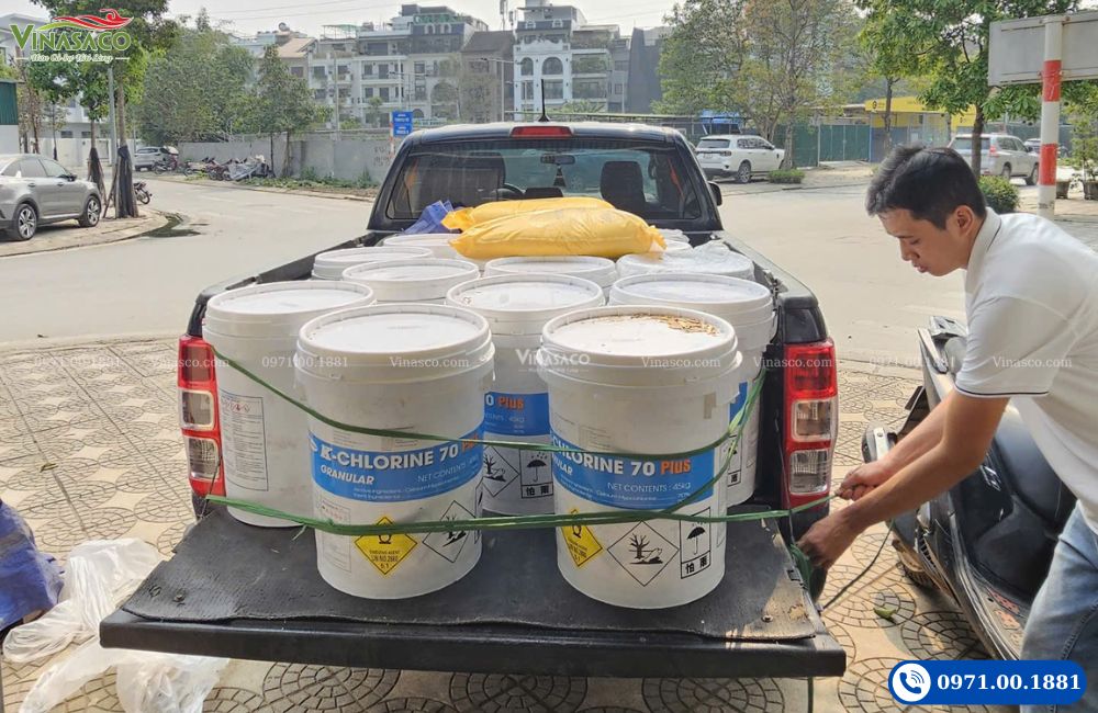 Giao hàng hóa chất clo bể bơi K-Chlorine 70 Plus tận nơi tại Vinasaco