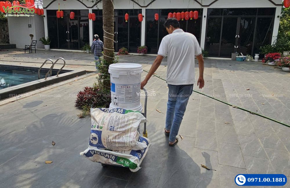 Giao hóa chất K-Chlorine 70 Plus tận bể bơi và hướng dẫn sử dụng tại chỗ