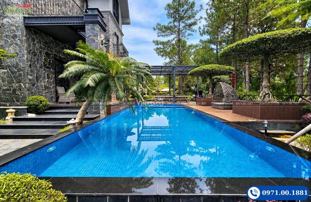 Nước bể bơi trong sạch sau khi cân bằng pH
