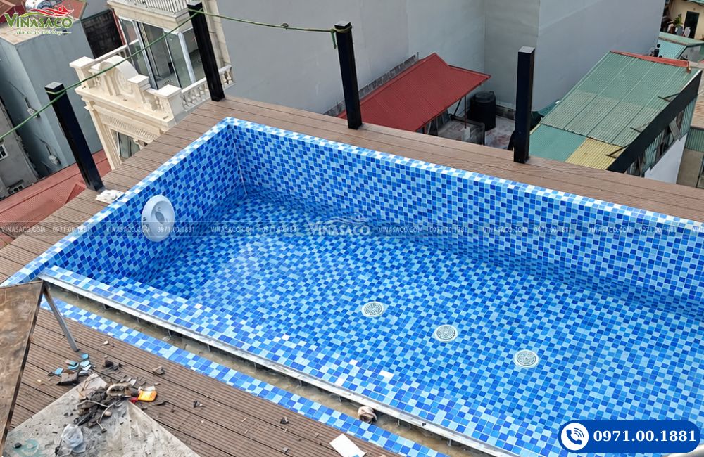 đầu bơi ngược dòng bể bơi