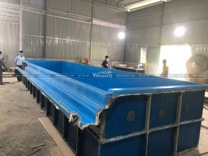 Một bể bơi composite vừa được ra lò tại xưởng sản xuất