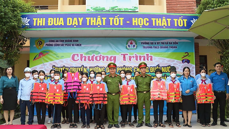 sử dụng trong công tác giảng dậy môn bơi lội tại trường học