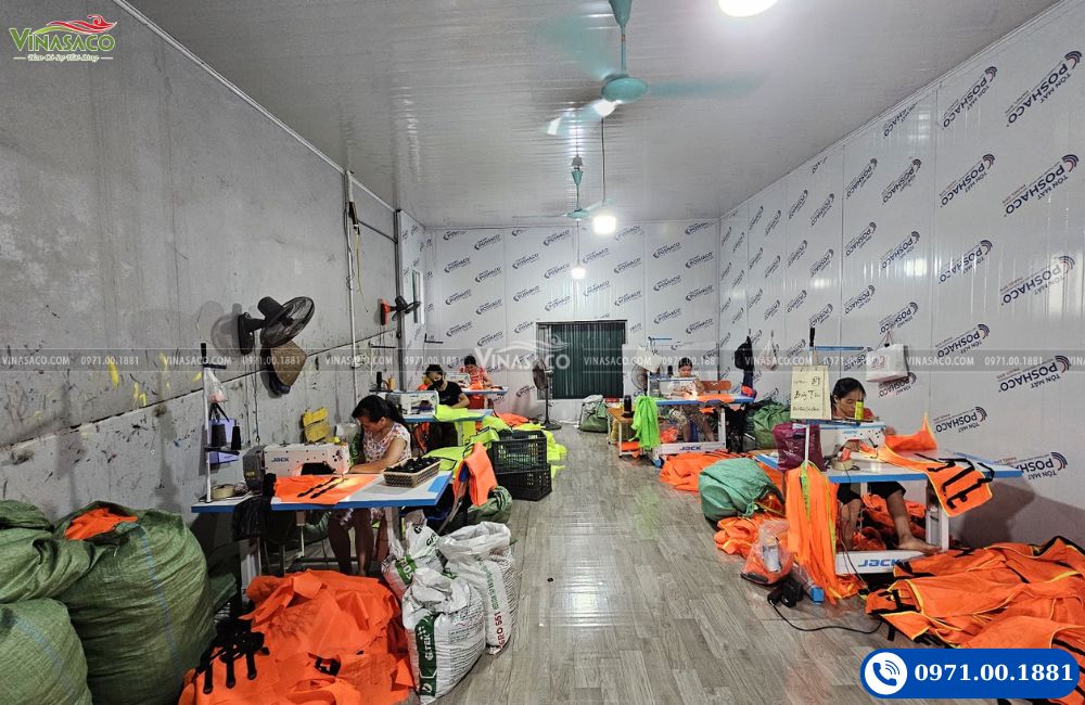 Công đoạn may áo phao cứu sinh tại xưởng Vinasaco