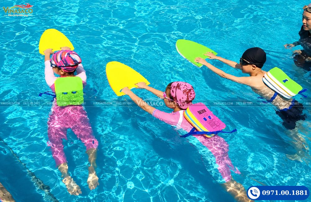 Trẻ em sử dụng phao tim tập bơi EVA dưới sự hướng dẫn