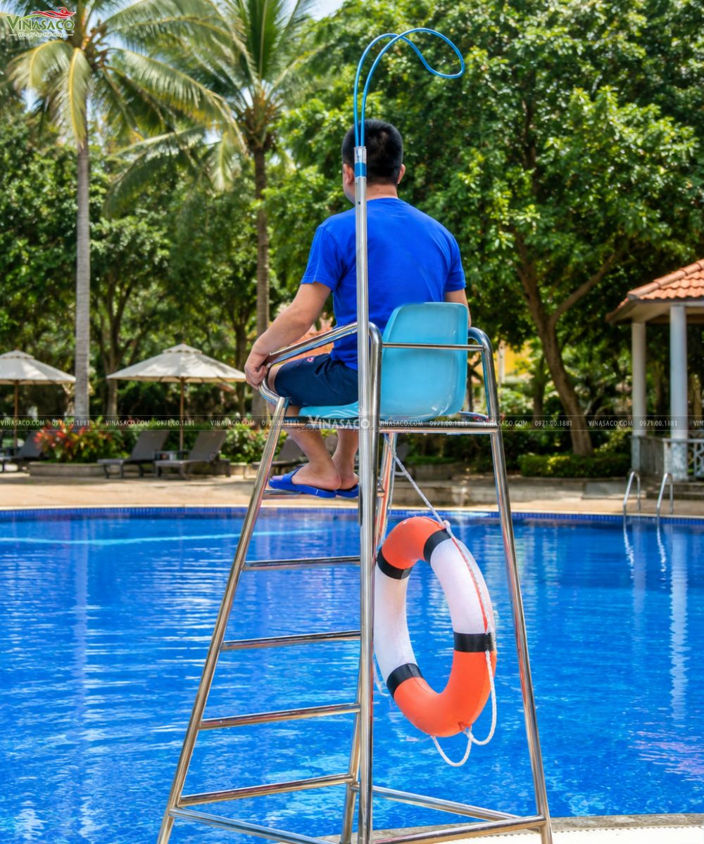 Phao xốp cứu hộ trang bị tại bể bơi và khu vui chơi nước