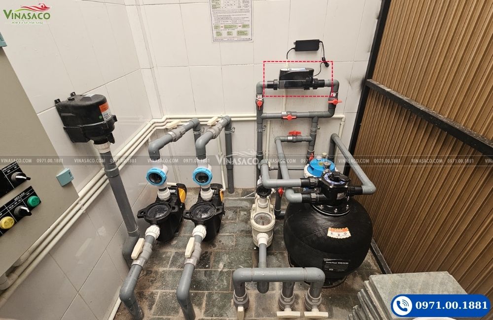bộ điện phân muối EC Plus trong phòng máy bể bơi