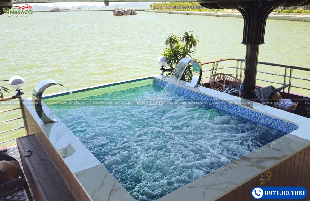 Ứng dụng Thác Nước Bể Bơi Dạng Vòm HG05 tại bể sục jacuzzi trên du thuyền