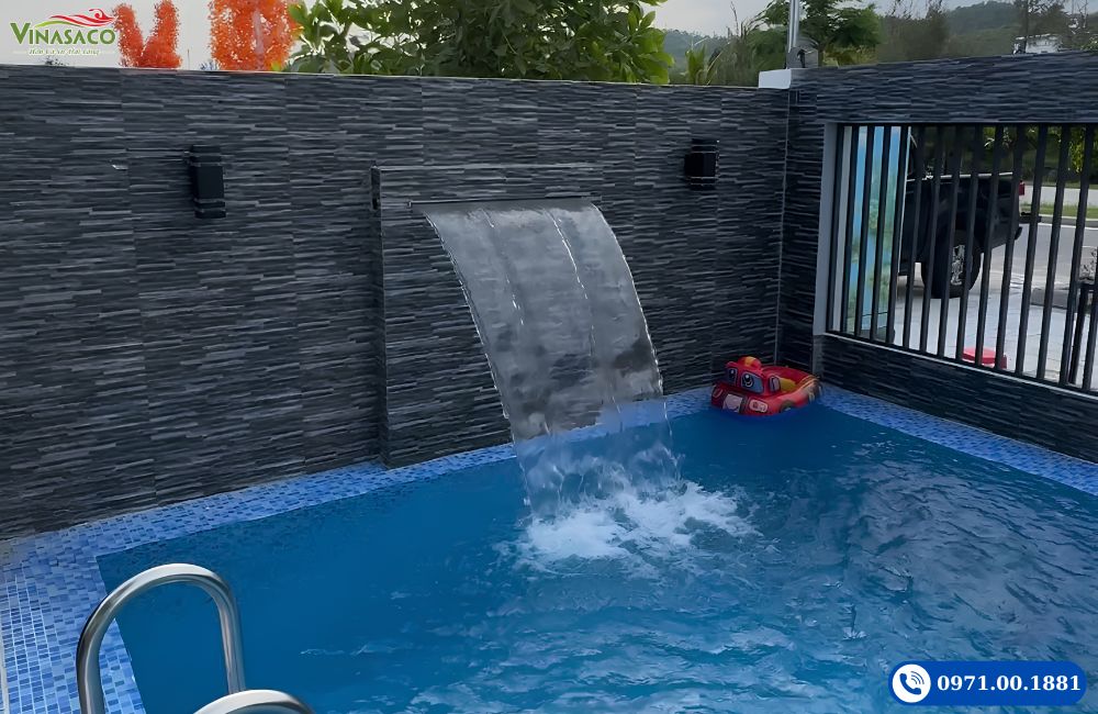 Thác nước xả tràn bể bơi lắp đặt tại biệt thự sân vườn