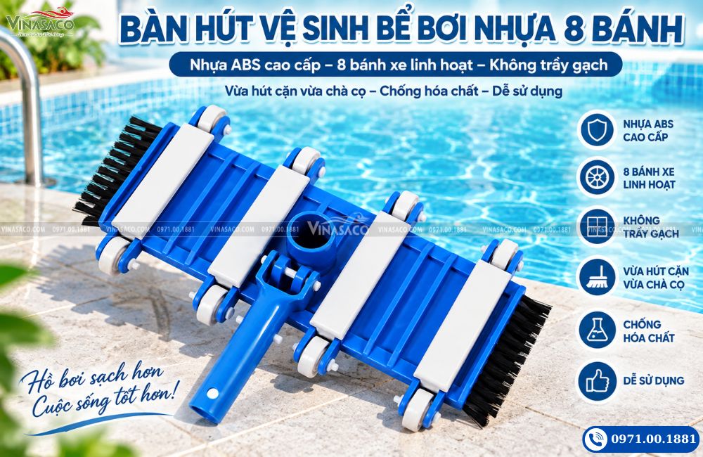Trong bộ dụng cụ vệ sinh hồ bơi thủ công, bàn hút đáy là thiết bị đảm nhiệm việc thu gom cặn bẩn đã lắng xuống đáy và đưa chúng về hệ thống hút. Với thiết kế nhẹ, dễ điều khiển và hệ thống bánh xe hỗ trợ di chuyển, bàn hút vệ sinh bể bơi bằng nhựa 8 bánh phù hợp cho nhiều loại hồ bơi gia đình, villa, khách sạn, trường học và hồ thương mại.
Sản phẩm được thiết kế để kết nối trực tiếp với sào nhôm bể bơi và ống mềm hút vệ sinh. Khi hệ thống hút hoạt động, cặn bẩn dưới đáy được đưa qua bàn hút, đi theo ống mềm về đường hút của bể hoặc hệ thống lọc tương ứng.
Bàn hút nhựa 8 bánh phù hợp với công việc nào?
Bàn hút được sử dụng chủ yếu trong các công việc vệ sinh định kỳ như:
Hút bụi và cặn mịn dưới đáy.
Thu gom xác rêu tảo sau quá trình xử lý nước.
Hút cặn sau khi sử dụng hóa chất trợ lắng.
Làm sạch các khu vực đáy ít được dòng tuần hoàn tác động.
Hỗ trợ chà nhẹ và thu cặn trong cùng quá trình vệ sinh.
Điểm mạnh của dòng bàn hút này không nằm ở trọng lượng lớn mà ở sự linh hoạt khi di chuyển, đặc biệt với các bể có diện tích vừa và nhỏ hoặc người dùng cần thao tác thường xuyên.
Thông số kỹ thuật bàn hút vệ sinh bể bơi 8 bánh
Thông số Chi tiết
Tên sản phẩm Bàn hút vệ sinh bể bơi bằng nhựa
Tên gọi khác Bàn hút vệ sinh bể bơi 8 bánh
Loại Pool Vacuum Head
Chất liệu Nhựa kỹ thuật
Màu sắc Xanh – trắng
Chiều ngang Khoảng 36 cm – 14 inch
Chiều rộng thân Khoảng 18 cm
Tay nối Khoảng 14 cm
Số bánh xe 8 bánh
Bộ phận hỗ trợ Chổi cạnh/chổi đáy
Kết nối Sào nhôm và ống mềm hút vệ sinh
Công dụng Hút cặn, làm sạch đáy bể bơi
Xuất xứ Trung Quốc
Nhóm sản phẩm Dụng cụ vệ sinh bể bơi
Vì sao bàn hút được thiết kế tới 8 bánh xe?
Hệ thống bánh xe giúp bàn hút lăn trên bề mặt đáy thay vì bị kéo lê trực tiếp.
Điều này giúp:
Di chuyển nhẹ hơn.
Giảm lực cần truyền qua sào nhôm.
Giữ bàn hút ổn định hơn khi kéo theo đường thẳng.
Hạn chế việc bàn hút bị giật hoặc xoay đột ngột.
Thuận tiện khi hút diện tích đáy tương đối rộng.
Với bàn hút nhẹ bằng nhựa, hệ thống bánh xe càng quan trọng vì nó giúp người vận hành điều khiển đầu hút dễ dàng mà không cần dùng nhiều lực.
Các tấm trọng lượng có tác dụng gì?
Trên thân bàn hút có các tấm tạo trọng lượng.
Chi tiết này nhằm bù lại đặc tính nhẹ của vật liệu nhựa, giúp bàn hút có xu hướng nằm sát đáy hơn khi làm việc dưới nước.
Nếu bàn hút quá nhẹ và không có trọng lượng hỗ trợ, đầu hút có thể:
Nhấc khỏi đáy.
Bị nghiêng khi đổi hướng.
Giảm khả năng thu cặn.
Khó điều khiển khi lực hút hoặc dòng nước thay đổi.
Sự kết hợp giữa thân nhựa nhẹ + tấm trọng lượng + hệ thống 8 bánh giúp sản phẩm giữ được tính linh hoạt nhưng vẫn đủ ổn định trong quá trình vệ sinh.
Chổi cạnh hỗ trợ làm sạch khu vực sát thành
Hai đầu bàn hút được bố trí phần chổi.
Khi di chuyển, chổi có thể hỗ trợ làm bong cặn nhẹ hoặc đưa chất bẩn vào vùng hút.
Thiết kế này hữu ích tại:
Góc tiếp giáp giữa đáy và thành.
Khu vực sát mép.
Những vị trí có bụi hoặc cặn mịn.
Các đường ron gạch có chất bẩn bám nhẹ.
Tuy nhiên, bàn hút không nên được xem là thiết bị thay thế hoàn toàn cho chổi cọ bể bơi.
Nếu bề mặt có rêu, nhớt hoặc mảng bám cứng, nên sử dụng chổi cọ chuyên dụng trước rồi mới dùng bàn hút để thu cặn sau đó.
Đầu nối ống mềm – đường dẫn cặn từ đáy bể
Ở giữa bàn hút có đầu nối dành cho ống mềm.
Khi hệ thống vận hành:
Cặn đáy → bàn hút → ống mềm → đường hút → bình lọc hoặc đường xả
Do đó, bàn hút không tạo lực hút riêng.
Hiệu suất thực tế phụ thuộc nhiều vào:
Máy bơm.
Tình trạng bình lọc.
Chiều dài ống mềm.
Độ kín đầu nối.
Giỏ rác máy bơm.
Đường ống hút.
Chế độ van đang sử dụng.
Đây là lý do có trường hợp bàn hút mới nhưng lực hút vẫn yếu: nguyên nhân lại nằm ở hệ thống phía sau.
Kết nối với sào nhôm để thao tác từ trên bờ
Phần tay cầm của bàn hút được thiết kế để lắp với sào nhôm bể bơi.
Người sử dụng có thể đứng trên bờ và điều khiển bàn hút đến các vị trí sâu hoặc xa hơn.
Với bể có kích thước lớn, nên lựa chọn chiều dài sào phù hợp thay vì cố dùng sào quá ngắn. Một cây sào không đủ chiều dài dễ khiến người sử dụng phải nghiêng người quá nhiều về phía bể và khó kiểm soát hướng của bàn hút.
Bàn hút nhựa 8 bánh và bàn hút nhôm khác nhau thế nào?
Hai dòng sản phẩm phục vụ cùng một mục tiêu nhưng có đặc tính vận hành khác nhau.
Tiêu chí Bàn hút nhựa 8 bánh Bàn hút bằng nhôm
Trọng lượng Nhẹ hơn Nặng hơn
Điều khiển Linh hoạt Đầm hơn
Khả năng chìm Có tấm tăng trọng Tốt nhờ thân kim loại
Số bánh 8 bánh Thường ít bánh hơn tùy mẫu
Phù hợp Bể gia đình, vận hành phổ thông Bể lớn, vận hành thường xuyên
Giá Thường dễ tiếp cận hơn Thường cao hơn
Cảm giác sử dụng Nhẹ tay Chắc tay
Nếu khách hàng cần một dụng cụ dễ thao tác, dễ mang theo và dùng cho vệ sinh định kỳ thì bàn hút nhựa 8 bánh là lựa chọn hợp lý.
Nếu ưu tiên độ đầm đáy và vận hành cường độ cao, có thể cân nhắc bàn hút bằng nhôm.
Kích thước 14 inch có phù hợp với bể gia đình không?
Chiều ngang khoảng 36 cm – 14 inch là kích thước khá cân bằng.
Nó đủ rộng để:
Hút được diện tích tương đối lớn trong mỗi đường đi.
Không quá cồng kềnh.
Dễ xoay tại góc.
Phù hợp với nhiều bể gia đình và bể vừa.
Với hồ rất lớn, đầu hút rộng hơn có thể giúp giảm số lượt di chuyển, nhưng cần đảm bảo hệ thống hút đủ lưu lượng.
Hướng dẫn lắp bộ hút vệ sinh bể bơi
Một bộ vệ sinh cơ bản thường gồm:
Bàn hút.
Sào nhôm.
Ống mềm.
Nguồn hút từ hệ thống bể.
Bước 1: Gắn bàn hút vào sào nhôm
Đưa đầu sào vào tay nối của bàn hút và cố định đúng vị trí chốt.
Kiểm tra nhẹ để đảm bảo không bị tuột.
Bước 2: Lắp ống mềm
Gắn một đầu ống mềm vào đầu hút trên bàn.
Đầu còn lại nối với điểm hút vệ sinh hoặc hệ thống tương ứng.
Bước 3: Làm đầy nước trong ống
Nên loại bỏ phần lớn không khí trong ống trước khi kết nối với nguồn hút.
Nếu ống chứa quá nhiều khí, máy bơm có thể mất mồi hoặc lực hút không ổn định.
Bước 4: Bắt đầu hút
Đặt bàn hút xuống đáy và di chuyển chậm theo từng đường.
Không nên kéo quá nhanh.
Vì sao phải hút đáy thật chậm?
Cặn đáy hồ thường nhẹ.
Nếu kéo bàn hút nhanh, dòng nước xung quanh bị khuấy mạnh và cặn sẽ bay lên khỏi đáy trước khi được hút vào.
Vì vậy nên hút theo cách:
đi chậm → theo đường thẳng → chồng nhẹ các đường hút
Cách này thường hiệu quả hơn nhiều so với kéo bàn hút nhanh khắp bể.
Khi nào nên dùng chổi cọ trước khi hút?
Nếu đáy chỉ có cặn rời, có thể hút trực tiếp.
Nếu xuất hiện:
Rêu bám.
Mảng nhớt.
Vết bẩn bám trên gạch.
Cặn bám tại khe ron.
nên sử dụng chổi cọ vệ sinh bể bơi trước.
Một trình tự phổ biến là:
Vợt rác → Chổi cọ → Xử lý hóa chất nếu cần → Đợi cặn lắng → Hút đáy
Cách làm này thường cho hiệu quả cao hơn việc cố sử dụng bàn hút để giải quyết tất cả các loại chất bẩn.
Hút qua bình lọc hay xả bỏ?
Tùy tình trạng cặn.
Nếu lượng cặn ít và hệ thống lọc đang hoạt động tốt, có thể hút qua bình lọc theo cấu hình bể.
Nếu vừa xử lý rêu tảo hoặc trợ lắng và dưới đáy có lượng lớn cặn mịn, nên xem xét chế độ hút xả nếu hệ thống có thiết kế phù hợp.
Hút quá nhiều cặn mịn vào bình lọc có thể:
Làm tăng áp suất.
Khiến vật liệu lọc nhanh bẩn.
Giảm lưu lượng.
Làm thời gian vệ sinh kéo dài.
Bộ dụng cụ nào nên đi cùng bàn hút 8 bánh?
Để vệ sinh hồ bơi đầy đủ hơn, bàn hút nên kết hợp với các dụng cụ khác.
Sào nhôm bể bơi: dùng điều khiển bàn hút, chổi cọ và vợt rác.
Ống mềm vệ sinh bể bơi: kết nối bàn hút với hệ thống hút.
Chổi cọ bể bơi: xử lý rêu và mảng bám trước khi hút.
Vợt vớt rác: loại bỏ lá cây, tóc, túi nilon và rác lớn trước khi chúng chìm xuống đáy.
Bộ test nước bể bơi: kiểm tra pH và Clo để đánh giá chất lượng nước sau quá trình vệ sinh và xử lý.
Các sản phẩm này nên được liên kết nội bộ trực tiếp trong bài để tạo một cụm nội dung về dụng cụ vệ sinh bể bơi.
Một số lỗi thường gặp khi sử dụng
Cứ thấy cặn là kéo thật nhanh
Điều này thường làm cặn bay lên nhiều hơn.
Không làm đầy nước trong ống mềm
Không khí lọt vào đường hút có thể làm lực hút yếu hoặc máy bơm mất mồi.
Để lá cây lớn đi vào bàn hút
Nên dùng vợt rác xử lý trước vì rác lớn có thể mắc tại đầu hút, ống mềm hoặc giỏ lọc.
Không kiểm tra bánh xe
Nếu một bánh bị kẹt, bàn hút có thể chạy lệch hoặc ma sát không đều trên đáy.
Dùng bàn hút để cọ rêu rất cứng
Bàn hút chỉ hỗ trợ chà nhẹ. Mảng bám cứng cần dùng chổi cọ phù hợp.
Bảo quản bàn hút nhựa như thế nào?
Sau khi sử dụng nên:
Tháo khỏi sào.
Tháo ống mềm.
Rửa lại bằng nước sạch.
Loại bỏ tóc và rác quanh bánh xe.
Kiểm tra chổi hai bên.
Để ráo.
Bảo quản tránh nắng trực tiếp kéo dài.
Không nên ném hoặc kéo thiết bị trên nền bê tông vì các chi tiết bánh, chốt và khớp nhựa có thể hỏng do va đập cơ học.
Bàn hút vệ sinh bể bơi 8 bánh phù hợp với ai?
Sản phẩm phù hợp cho:
Bể bơi gia đình.
Villa.
Homestay.
Khách sạn.
Resort.
Trường học.
Câu lạc bộ.
Trung tâm thể thao.
Đội bảo trì hồ bơi.
Với thiết kế nhỏ gọn và dễ tháo lắp, đây cũng là lựa chọn phù hợp cho các đơn vị cần mang bộ dụng cụ đến nhiều công trình khác nhau.
Câu hỏi thường gặp
Bàn hút 8 bánh có tự hút được không?
Không. Sản phẩm cần kết nối với ống mềm và nguồn hút của hệ thống.
Bàn hút có kết nối được sào nhôm không?
Có, nếu sử dụng sào có đầu nối tương thích.
Có thể sử dụng ống mềm 1 lớp không?
Có. Với nhu cầu thông thường có thể sử dụng ống mềm 1 lớp. Với đường hút dài hoặc hệ thống cần độ ổn định cao hơn có thể cân nhắc ống mềm 2 lớp.
Bàn hút có dùng để hút xác rêu sau xử lý không?
Có. Đây là một trong những ứng dụng phổ biến của sản phẩm sau khi rêu được xử lý và cặn đã lắng xuống đáy.
8 bánh có tác dụng gì?
Hỗ trợ bàn hút di chuyển trơn hơn và phân bổ tiếp xúc với bề mặt đáy ổn định hơn.
Bàn hút nhựa có bị nổi không?
Nhựa có trọng lượng nhẹ hơn kim loại, vì vậy sản phẩm sử dụng các tấm tăng trọng để hỗ trợ giữ đầu hút dưới đáy.
Có thể dùng bàn hút để hút lá cây không?
Không nên với lá lớn. Nên vớt bằng vợt trước.
Mua bàn hút vệ sinh bể bơi bằng nhựa tại Vinasaco
Vinasaco cung cấp bàn hút vệ sinh bể bơi 8 bánh cùng các dụng cụ hỗ trợ như sào nhôm, ống mềm, chổi cọ, vợt rác và bộ kiểm tra nước, phù hợp từ hồ bơi gia đình đến các công trình vận hành chuyên nghiệp.
Khách hàng cần lựa chọn bộ vệ sinh phù hợp có thể liên hệ Vinasaco để được tư vấn theo kích thước hồ, chiều sâu, hệ thống lọc và nhu cầu sử dụng thực tế.