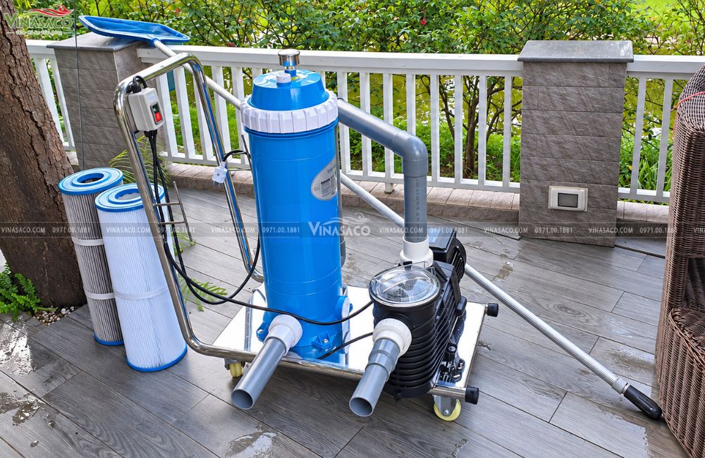bộ vệ sinh bể bơi di động thực tế lắp máy bơm và bình lọc Cartridge