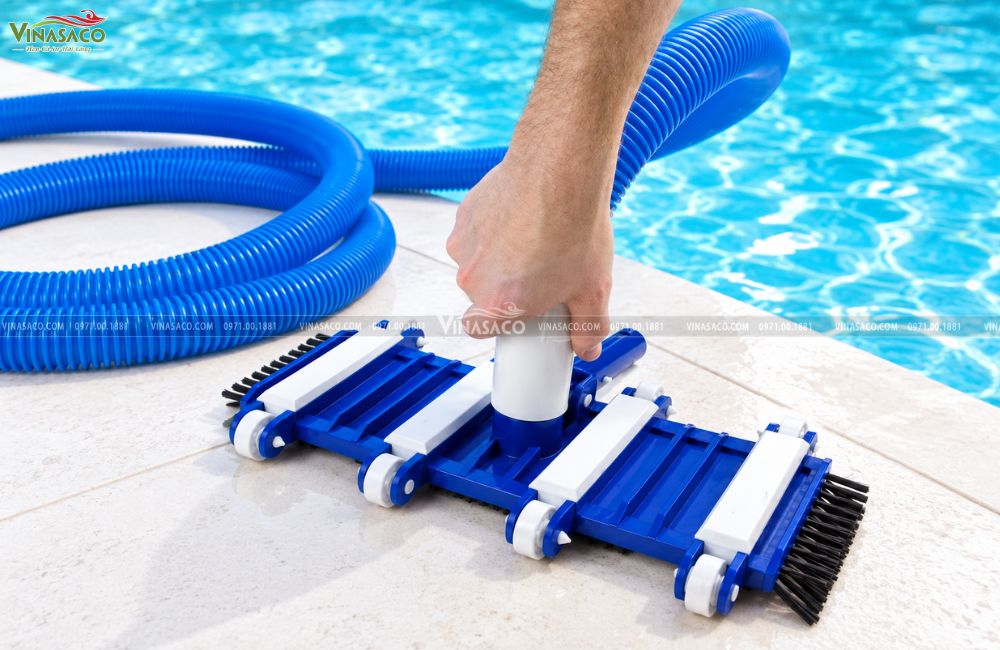 Kết nối ống mềm D38 với bàn hút vệ sinh bể bơi
