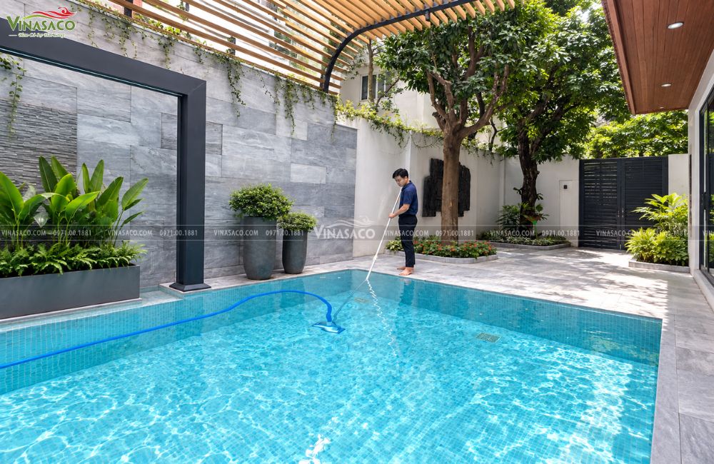 Sử dụng ống mềm 2 lớp hút vệ sinh đáy bể bơi