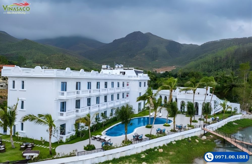 thiết kế bể bơi boutique resort đẹp 2026 Quy Nhơn