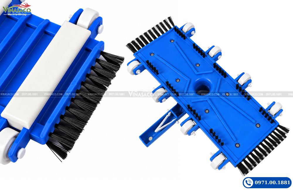 Hệ bánh xe và chổi đáy trên bàn hút bể bơi