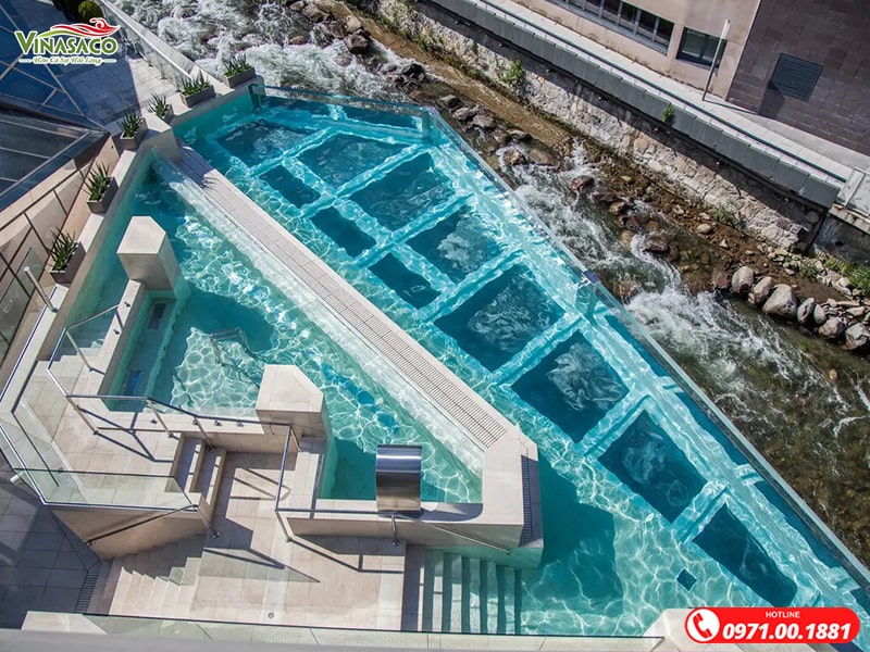 Tấm Acrylic được sử dụng để lắp đặt thành bể bơi và lót đáy tạo cảm giác bể có chiều sâu và thu hút hơn
