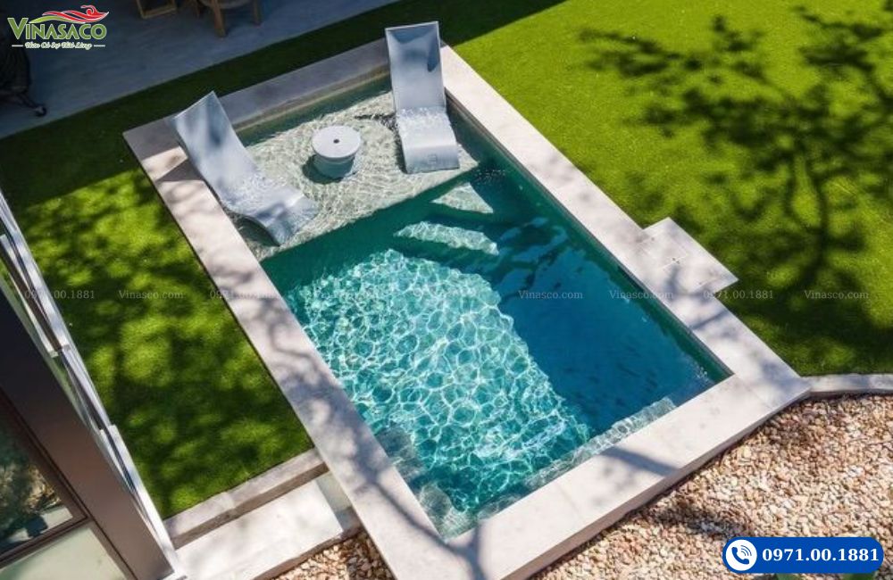 Mẫu bể bơi mini sân vườn nhiệt đới với viền đá tự nhiên