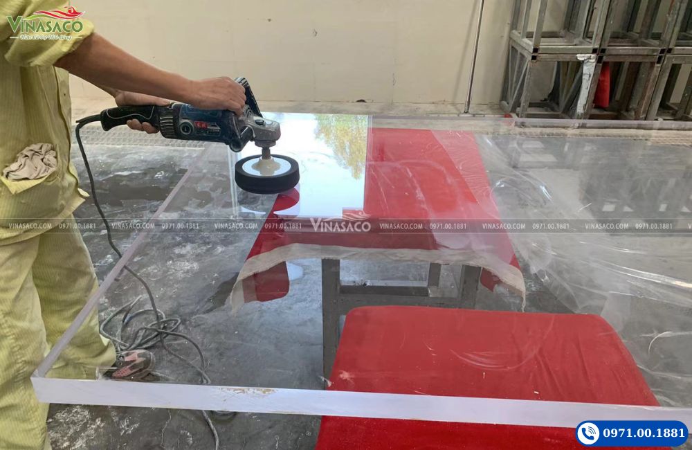 Đánh bóng bề mặt Acrylic bằng dụng cụ chuyên dụng