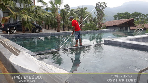 Công việc vệ sinh bể bơi rất vất vả