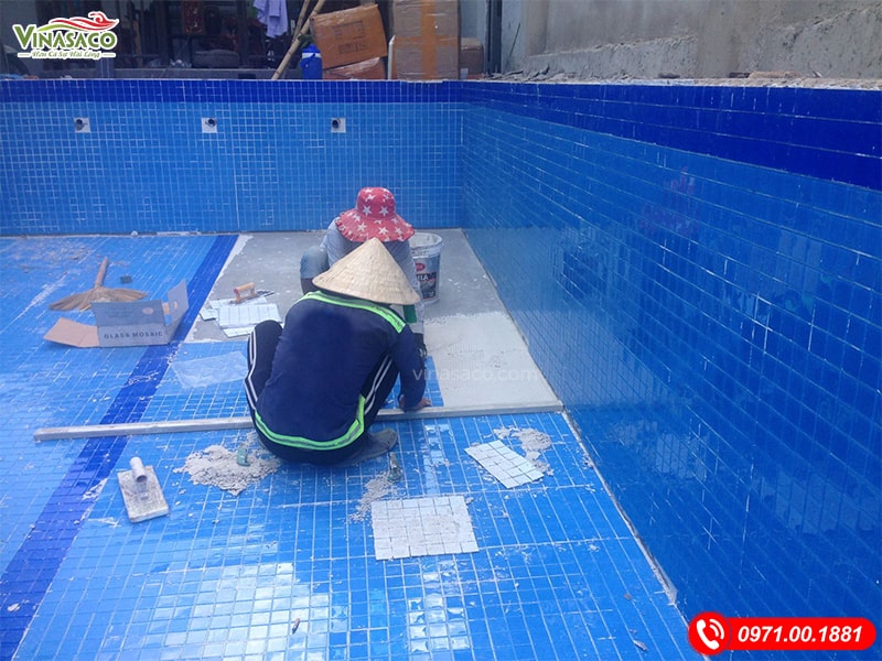 Xử lý chống thấm bề mặt và ốp lại gạch mosaic cho bể bơi