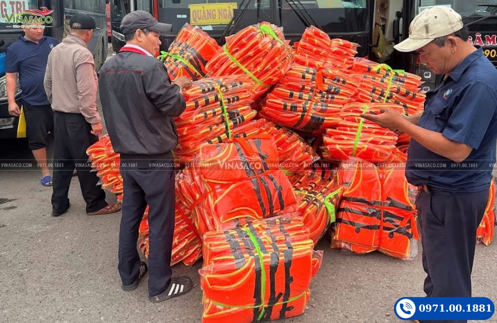 Đóng kiện áo phao cứu hộ để giao hàng toàn quốc