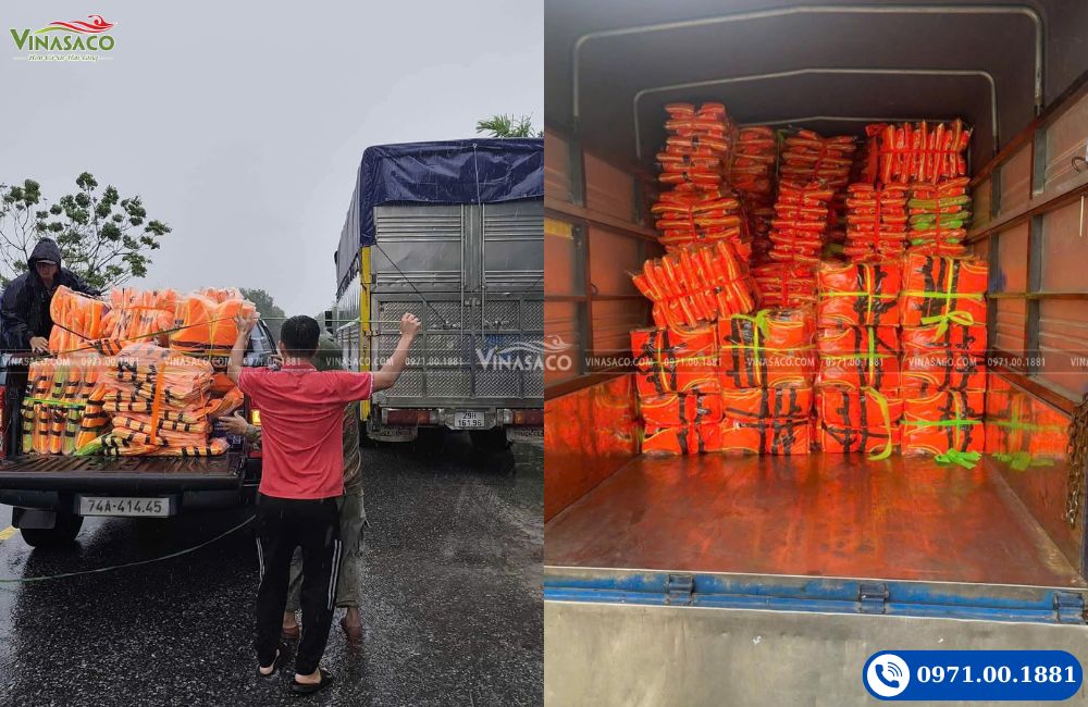 Áo phao cứu hộ được giao đến khu vực cứu trợ mùa mưa bão