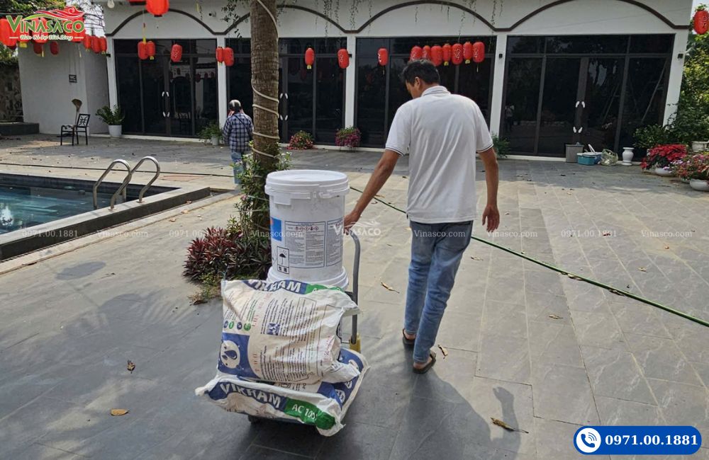 Nhân viên Vinasaco giao và hướng dẫn sử dụng K-Chlorine 70 Plus trực tiếp tại bể bơi