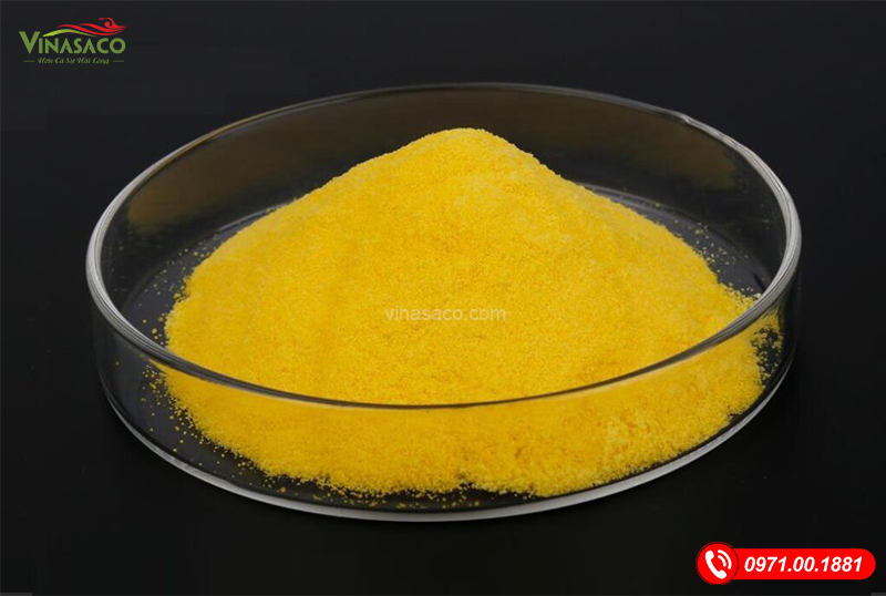 Bột trợ lắng PAC có màu vàng đựng trong cốc