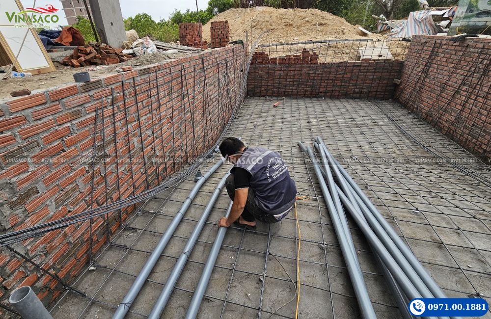thi-cong-duong-ong-upvc-be-boi