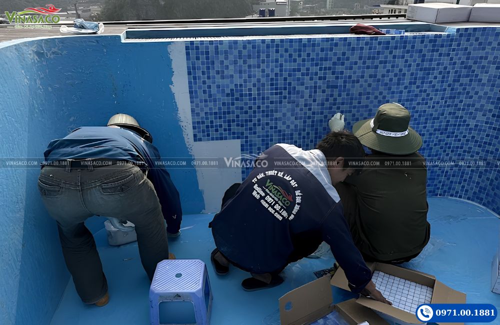 Thi công ốp gạch Mosaic cho bể bơi Composite