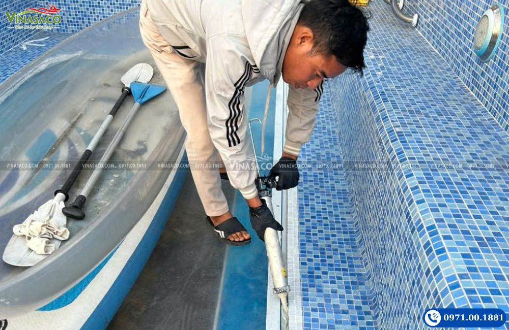 Chi tiết liên kết chống thấm tấm Acrylic với kết cấu bể bơi